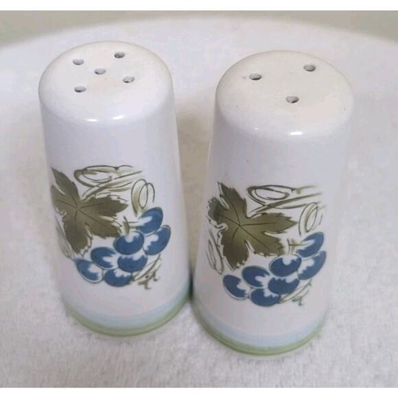 HARMONY HOUSE BLUE GRAPES Ironstone Cute Vintage Salt & Pepper Shaker Set - Picture 2 of 6